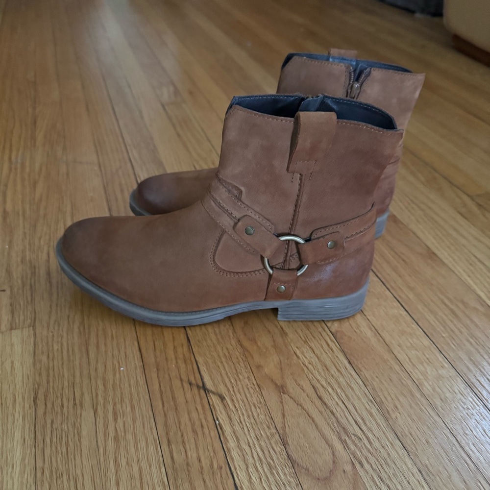 Earth Leather Ankle Boot - Picture 2 of 9